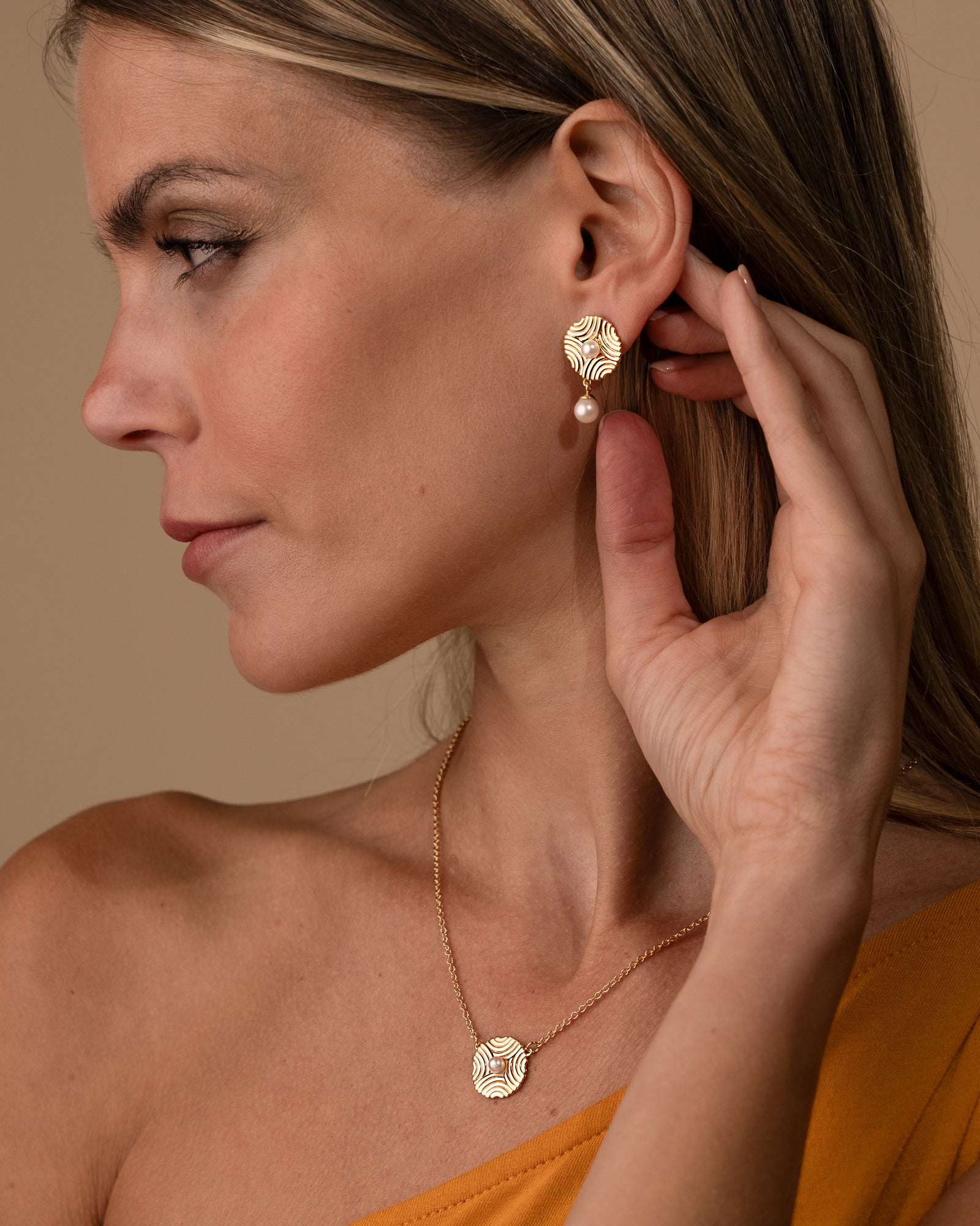 Halskette mit goldener Perlenumarmung