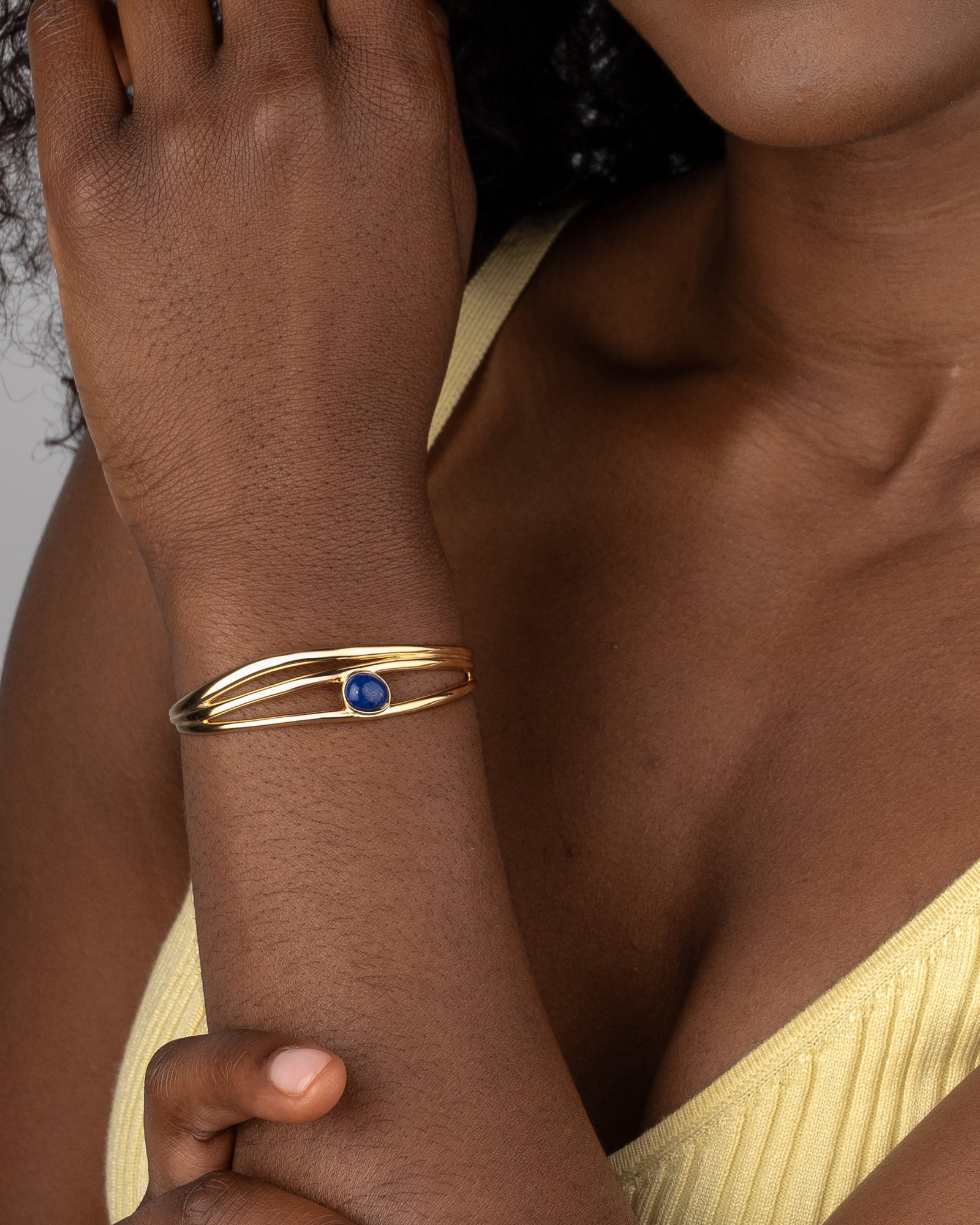 Armreif mit Fluid-Power-Effekt